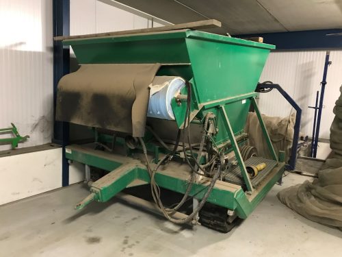 Getrokken zandbed strooier met zaadmogelijkheid